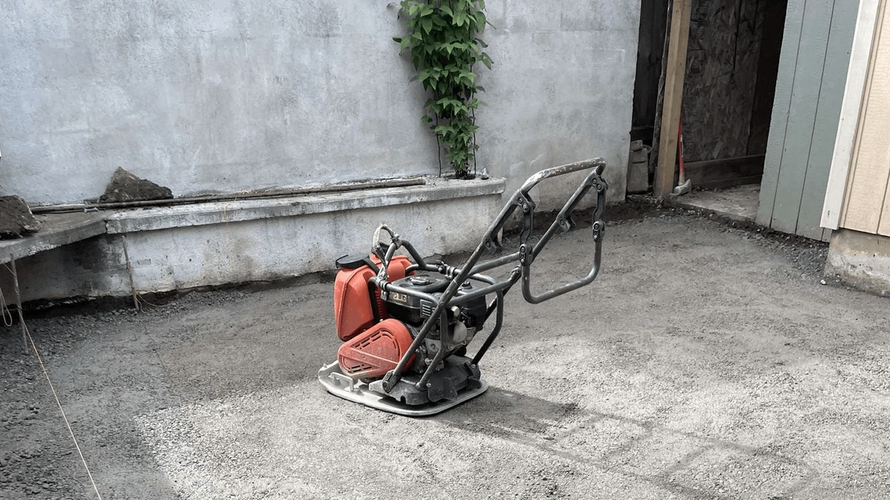 Ground flattening machine on top of a gravel patch